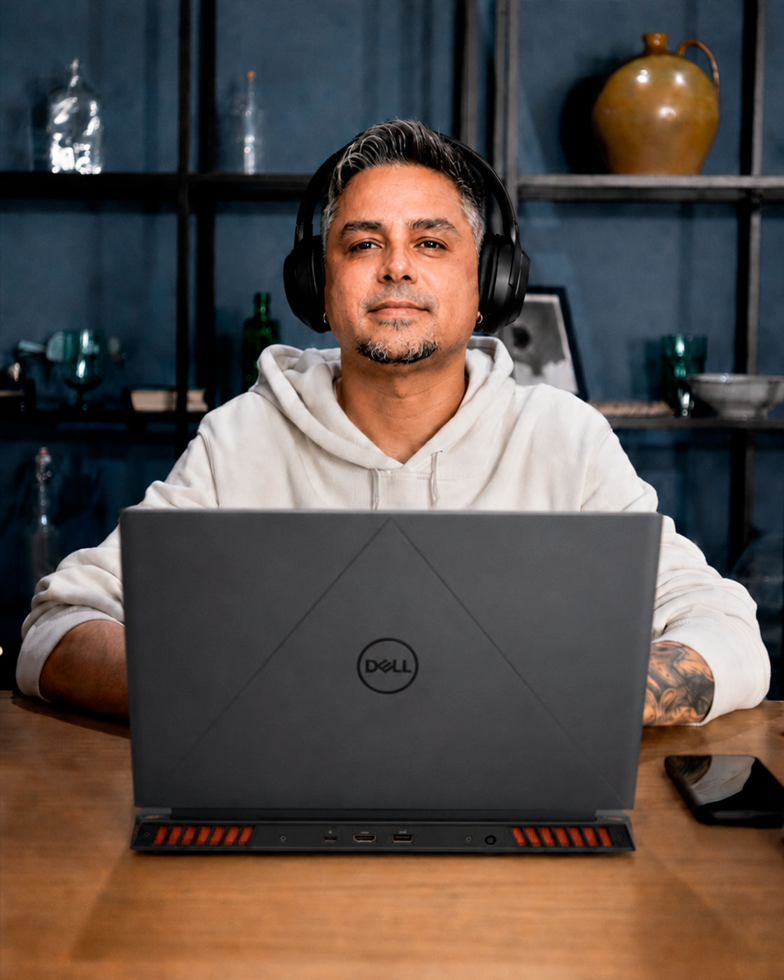 Anderson Alves em seu ambiente de trabalho